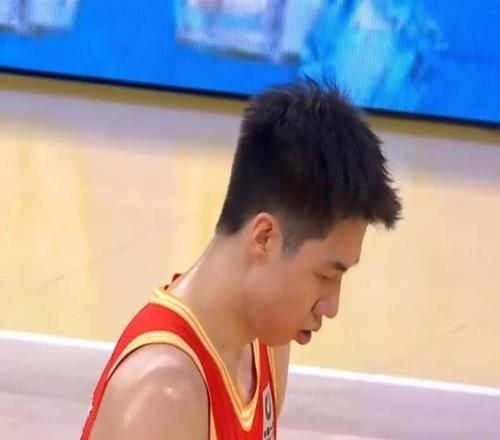 维尼修斯错失绝佳单刀，188bet备用链接，，姆巴佩连射被封，足球场上的遗憾瞬间